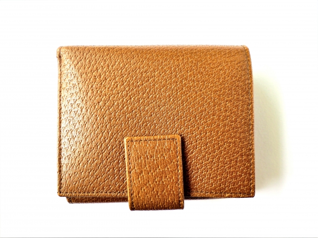 社会人の彼氏の誕生日プレゼントに贈りたい二つ折り財布12選